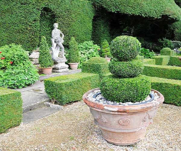 How to Style Sculpted Gardens